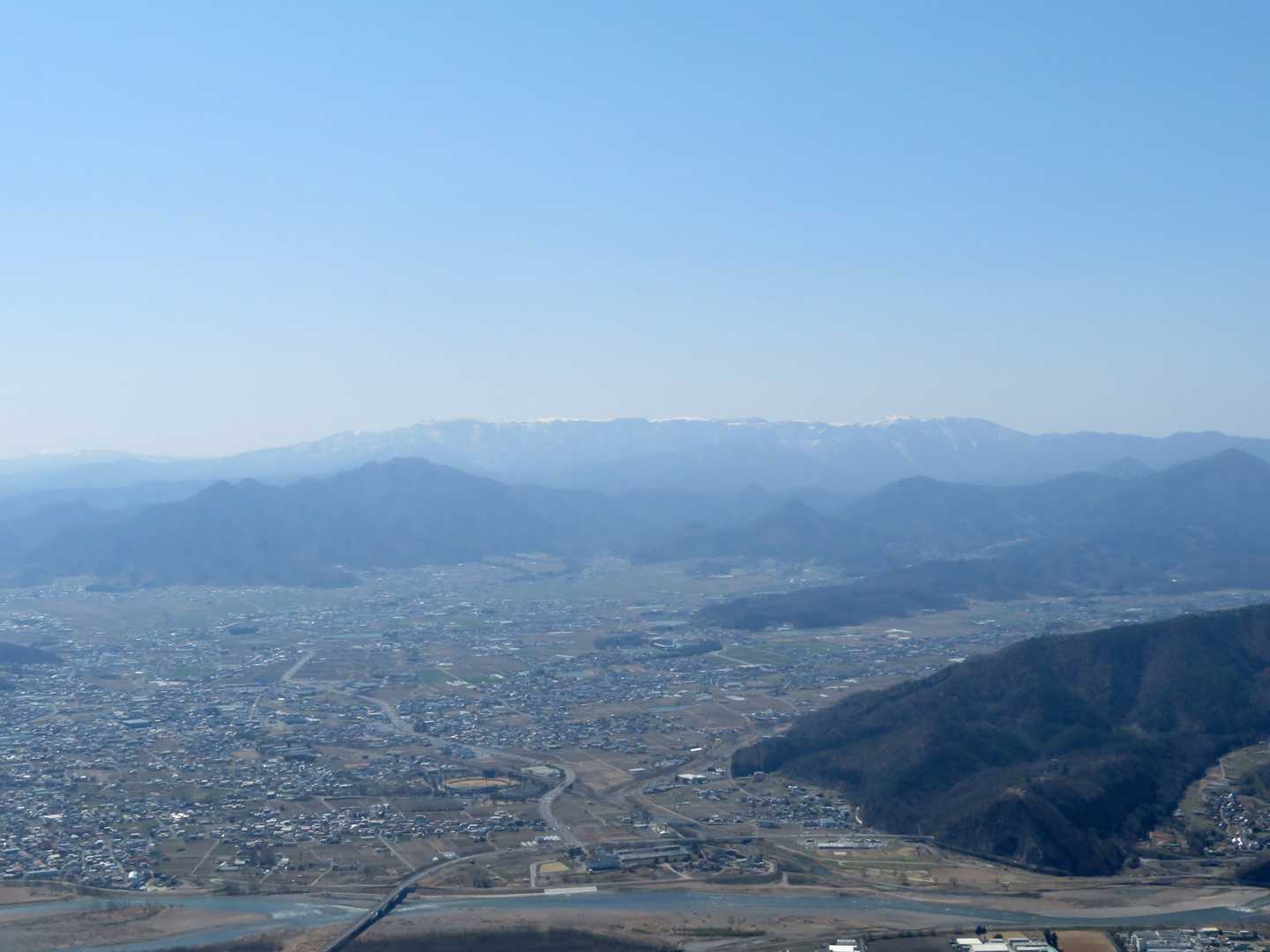 霞んでいますが遠くに美ヶ原方面。その手前左は独鈷山、手前右は夫神岳・女神岳等