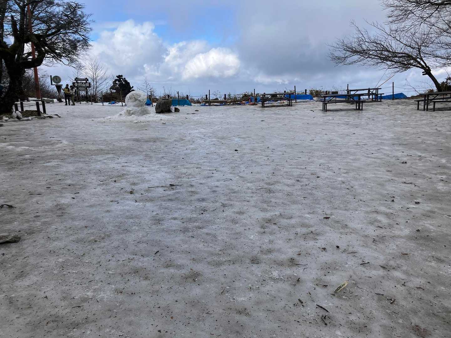 ガリガリツルツルの山頂広場。
新たな雪像作成中
