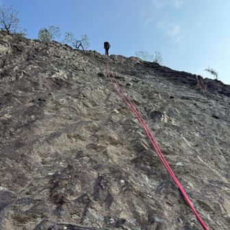西壁　岩がモロイ　落石注意