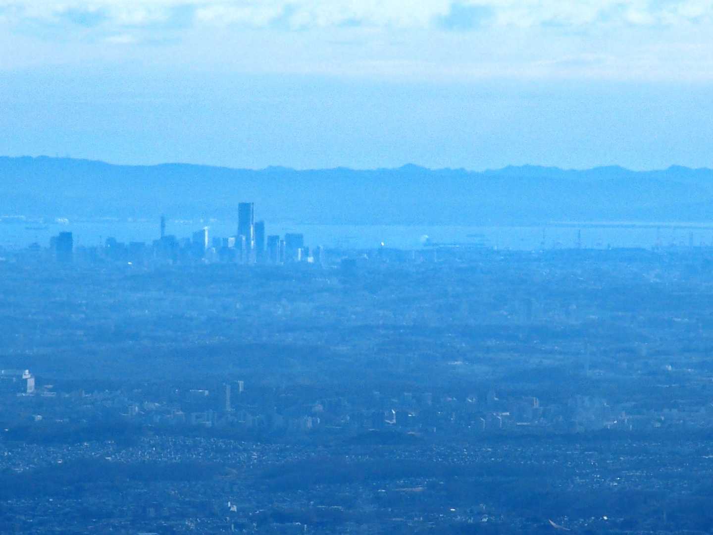 …横浜かな？その先が東京湾で、房総半島まで見えてる？…
