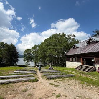 青空の尾瀬沼山荘休憩所に到着