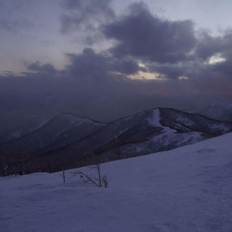 夕日と帰り道の稜線
予想以上のアップダウンに、げんなりしながら眺める夕日