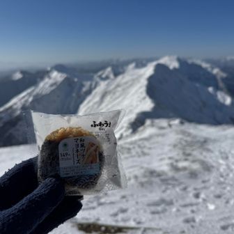 肩の小屋のベンチで主脈の峰々を眺めながらオニギリタイムです🍙　凍ってはいませんでしたが、冷え切っていてあんまり味がしませんでした😆
そろそろカップ麺の季節ですね〜🍜