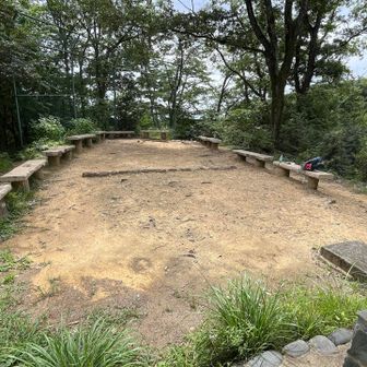 充実ベンチは幼稚園の遠足などでも活躍しそう。