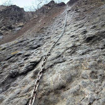 降りてまた降りてで見上げたところ