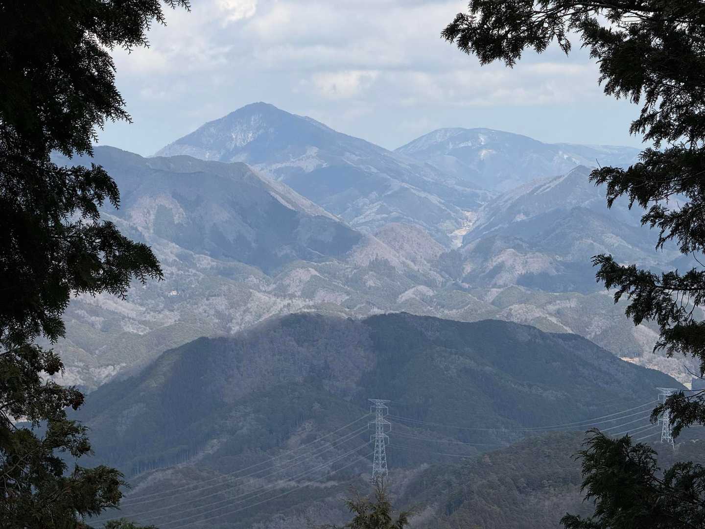 木の隙間から
福知山市最高峰の三岳山    右の大江山よりちょっとだけ高いらしい