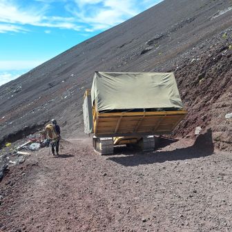 下山ルートは、広いジグザグの道が続く。荷物を運ぶキャタピラ車両やブルドーザーに何度かすれ違う。