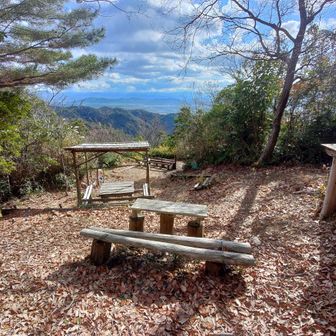 広い休憩所なのでここで休憩