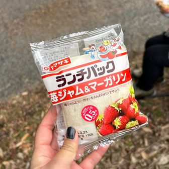 パンのバリエーション豊か〜好きなのを1個もらえました🍓