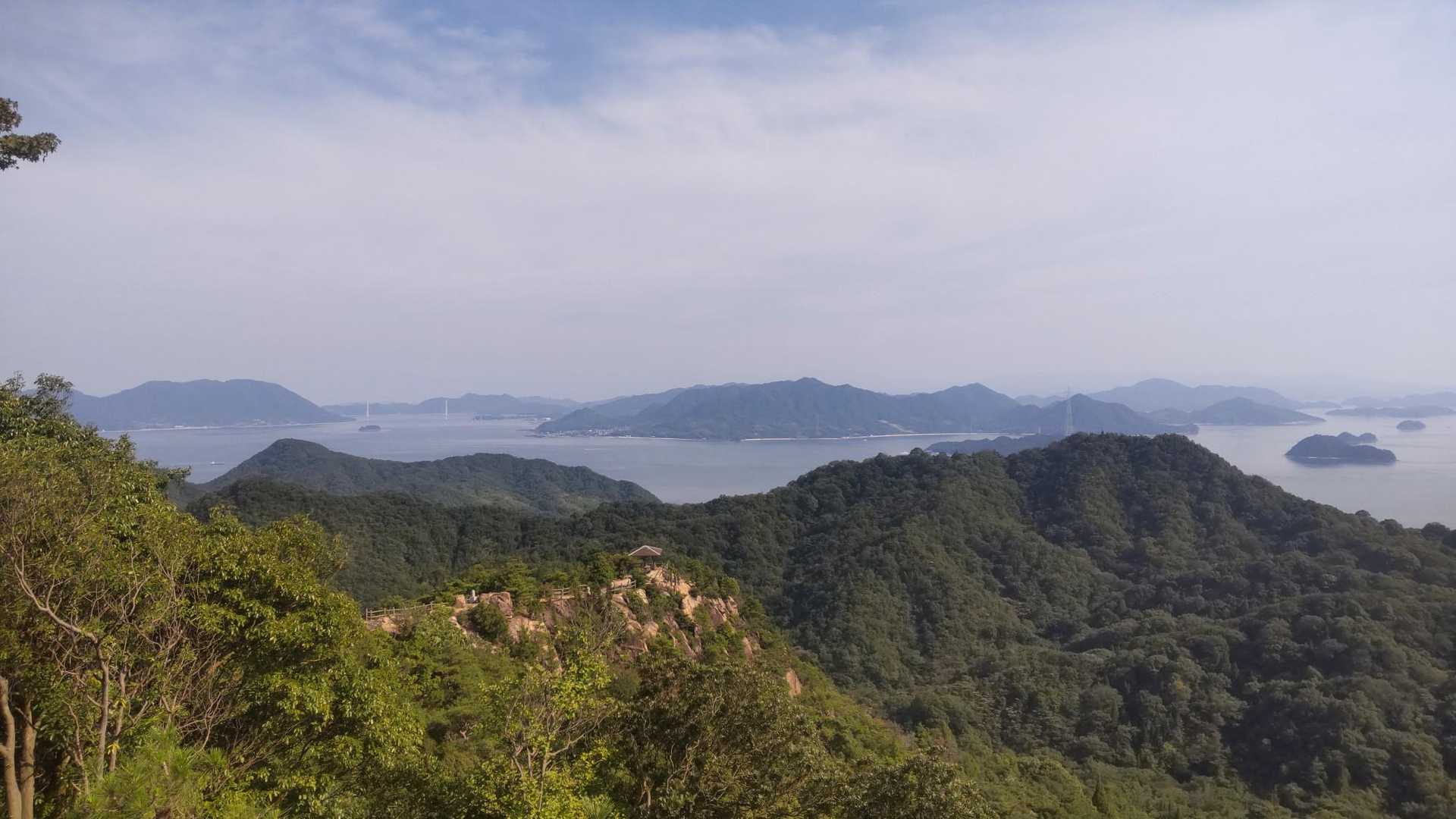振り返ると海