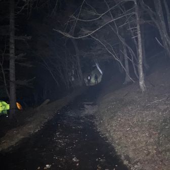 4:40 登山開始
まだ、外は暗い