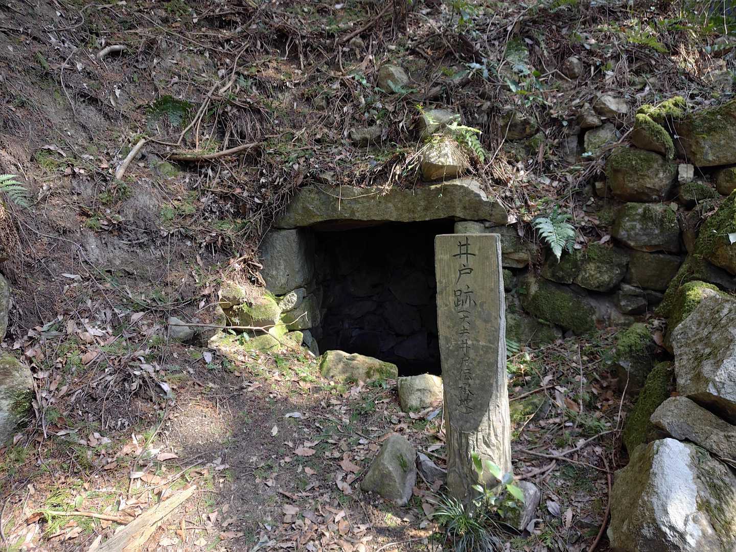 門の外には井戸跡