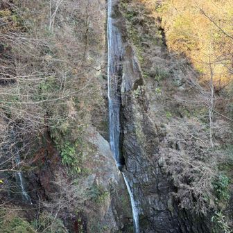 ちなみに高台まで階段で登って、そこから滝を見られるようになっているのでそこから撮っています