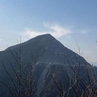武甲山の三角錐
