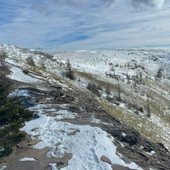 風で雪が吹き飛ばされています
素敵
ずっとずっと山の中に居たいな。