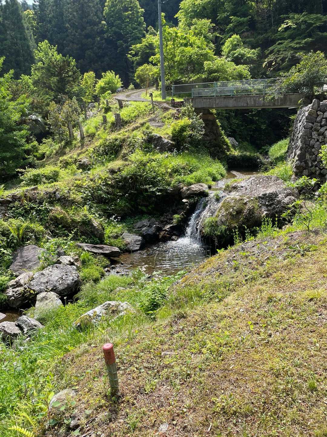 右側に小さい滝が見えます　
このあと、1時間弱、舗装路歩きをします🚶‍♀️
