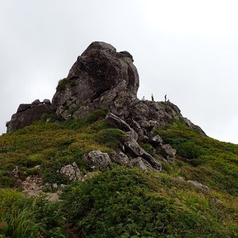 三ツ石山
山頂には先客が
東京から岩手遠征中の若いグループでした
