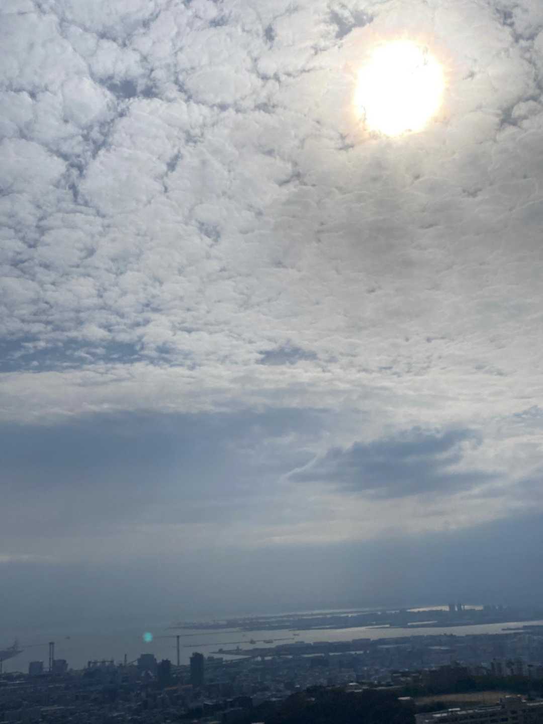 羊雲に透けている太陽の光がキレイ✨