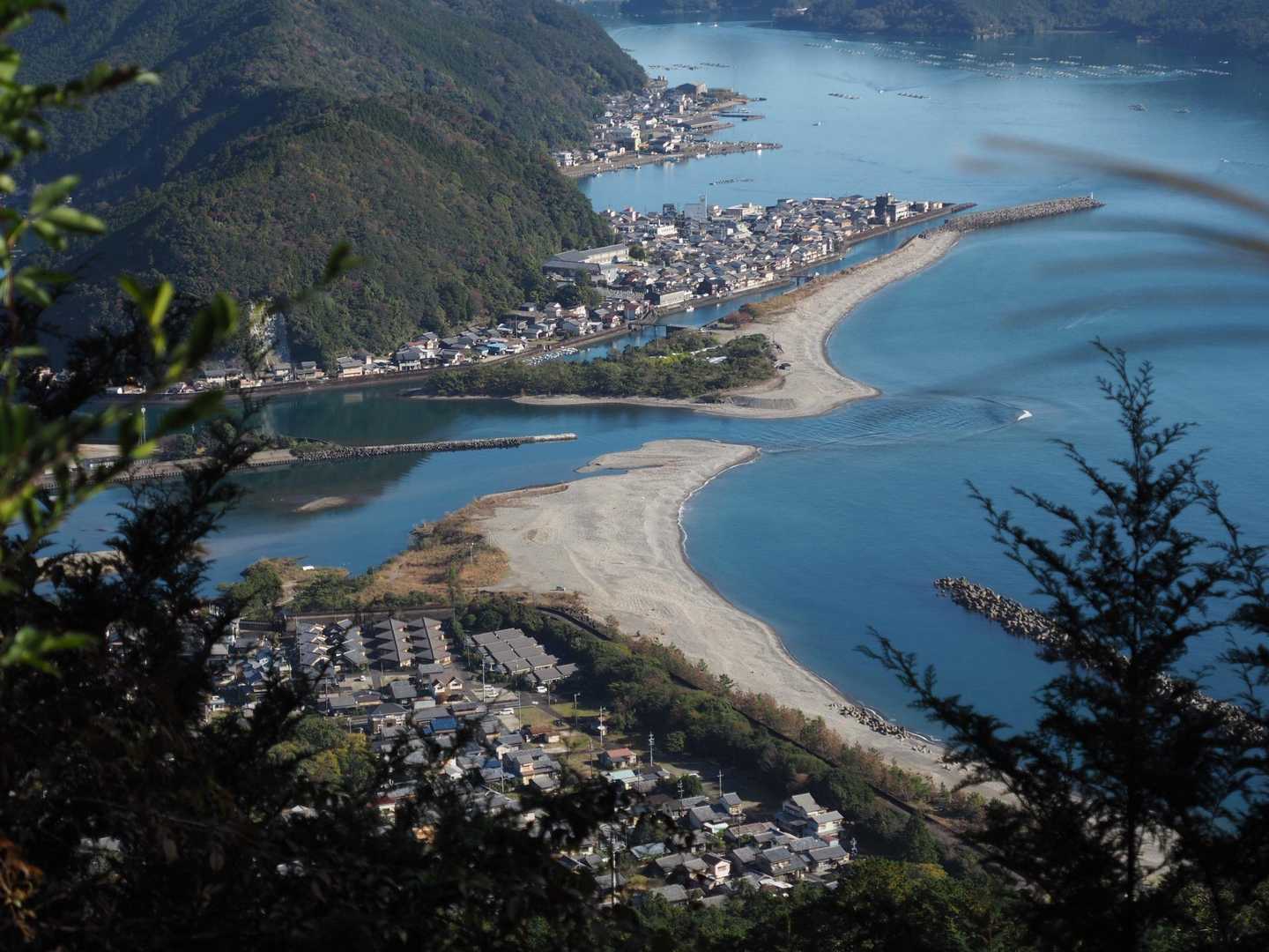形が綺麗な砂浜が下山途中に見えました