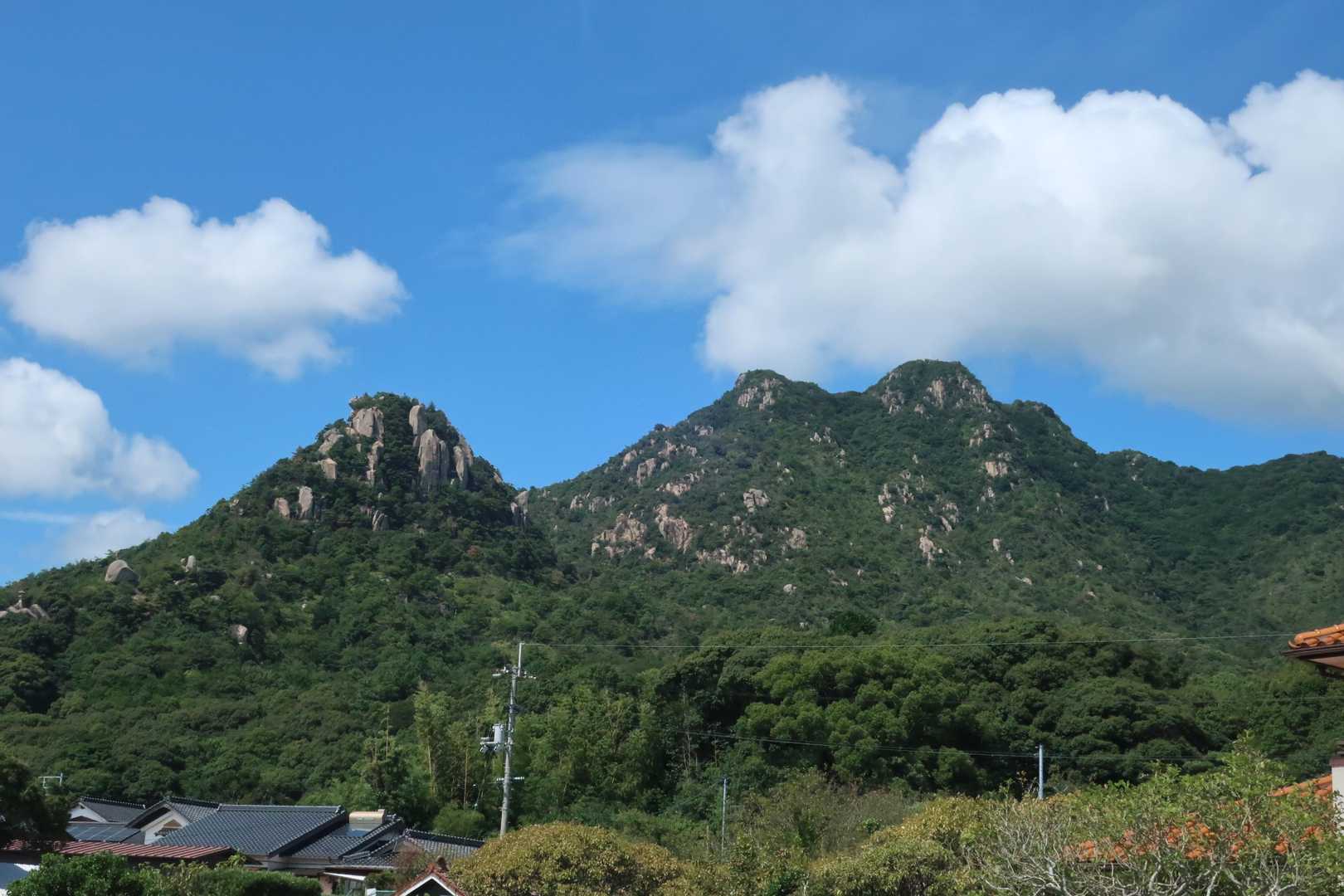 車道から晴れた右田ヶ岳を見上げる
やはり日向は暑かった🥵
