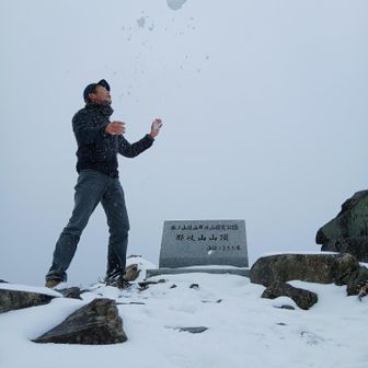 山頂もまっすぃーろ　雪だるま作ろうとしたけど雪が固まらないのでムリでした。