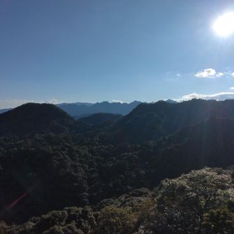 お天気。麓の温度表示は０度でした。でも、今日は寒く感じてないわたくし。なんでー？