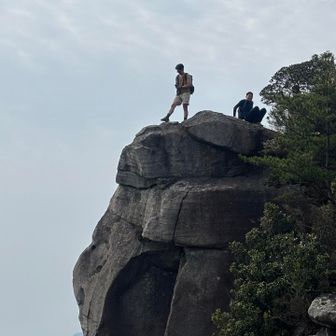 ライオン岩🪨を対岸から撮り合いする
先輩は慎重に😂サッシー余裕😂
腰が引けてます💦