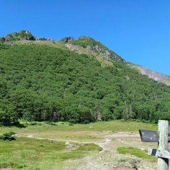 山頂は少し風があったので五色沼まで下りてからご飯に。
綺麗な沼と山に囲まれて静かな中のご飯も最高でした！