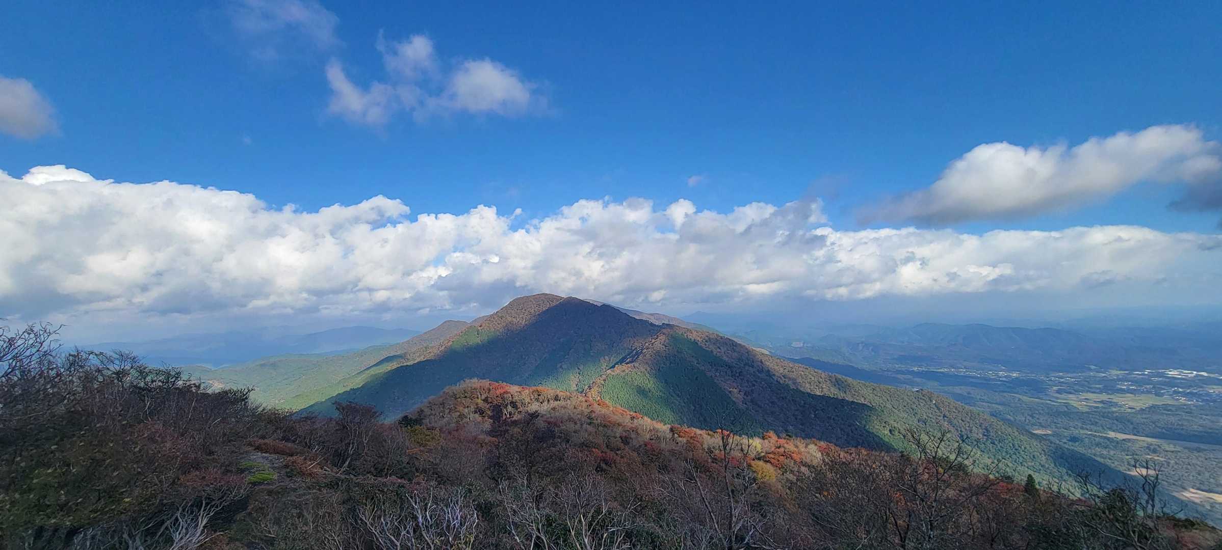 広戸仙から。東方向「滝山・那岐山」