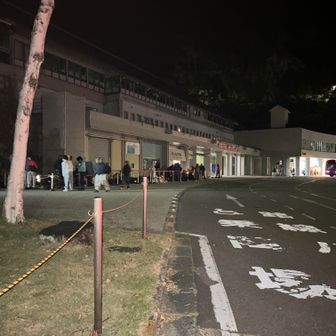 朝の扇沢駅、４時前からチケット売り場に列が！