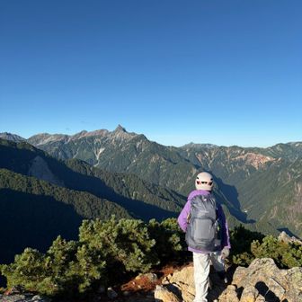 いざ、まだ歩んだことのない稜線を踏みしめて。
1日目登山時にたまたま燕山荘グループの社長さんとすれ違い、念のため燕山荘から出発する時からヘルメットはつけておいた方がいいと教えていただく。