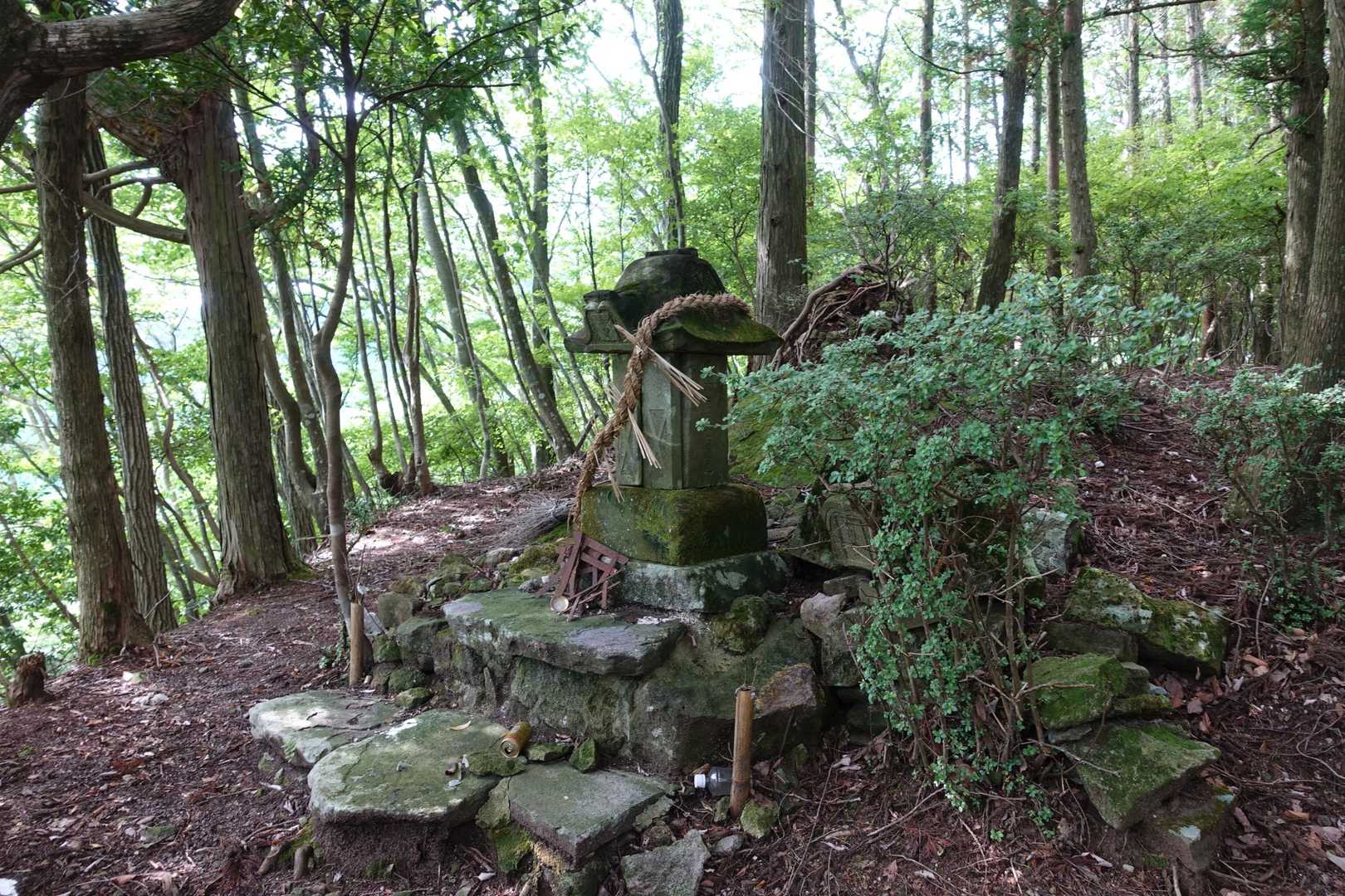 急登と岩登りを経てようやく尺間神社に到着。小さな祠でした。