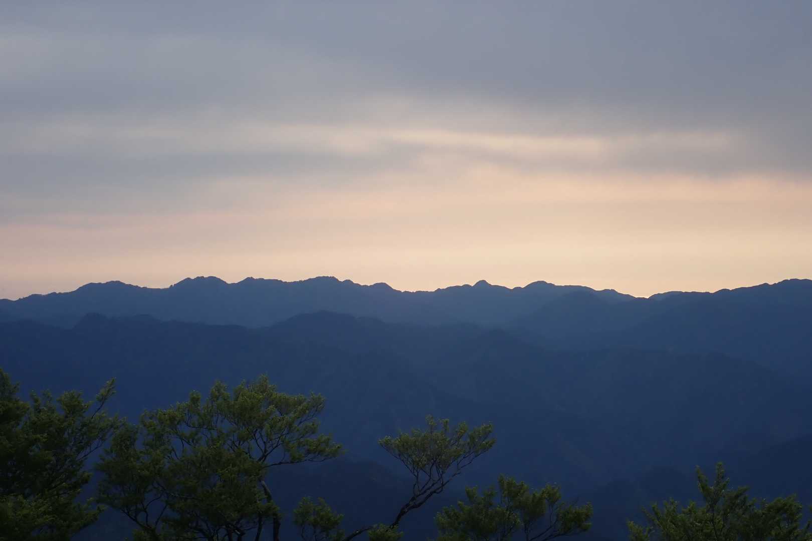 東の三重の山々