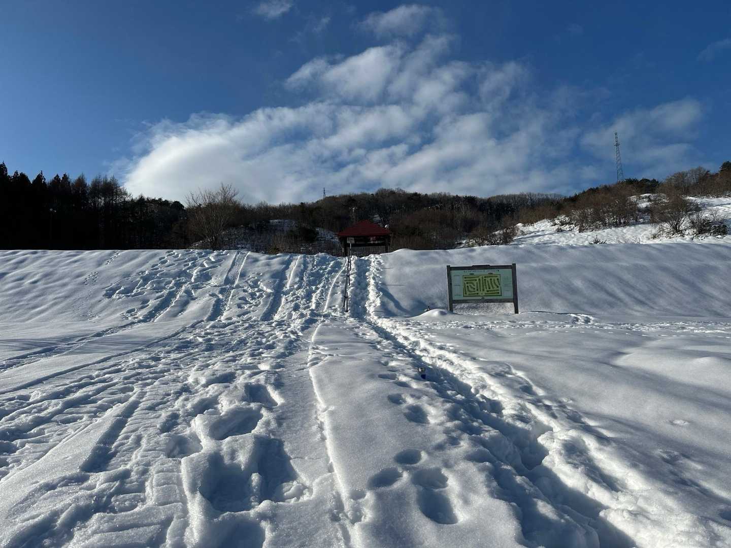 私はスノーシュー、相方は暫くツボ足でしたが、たまに踏み抜くので、カンジキ装着。