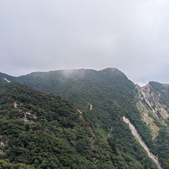 モヤモヤが晴れ始め釈迦ヶ岳がはっきりと🥹