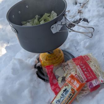 今日のお昼ご飯は　鍋🍲
いつものマックスバリューで買い出し


山頂で支度していたら話し声が
岡山県倉敷から来られた5人のグループでした
宍粟50名山チャレンジするそうです💪