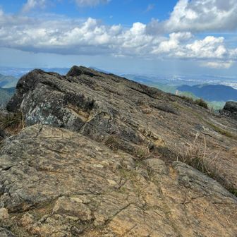 福智山の山頂といえば、この岩