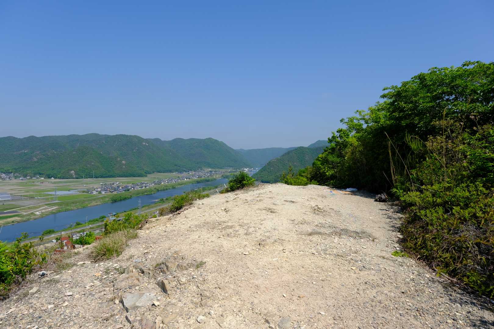 続いて、二座目の『観音山』の頂へ。こちらも見晴らしは良好だが、周辺ではしばしクマンバチに付きまとわれることとなった(別に嫌いではないが)。