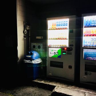 御在所岳ロープウェイ山頂駅はまだ空いてないので

少し下のトイレ(24h ありがたき♡)横
自販機 補給ポイント
※売り切れ結構あり 小銭問題にご注意

先は長いので
三ツ矢サイダー500ml
一気飲みチャージ