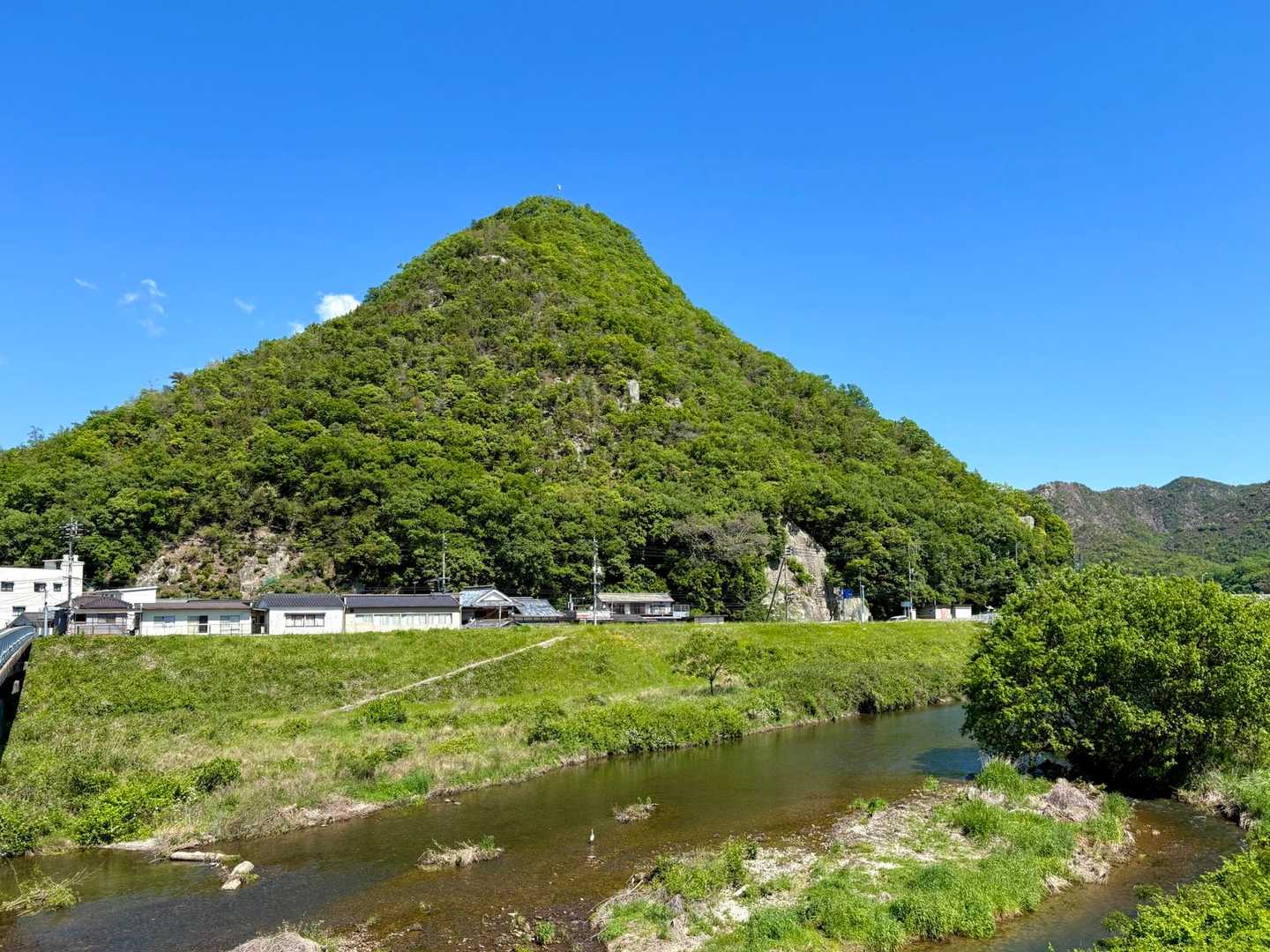 少し歩くと正面には和気富士🗻
本日はここから時計回りの周回ハイク🔁