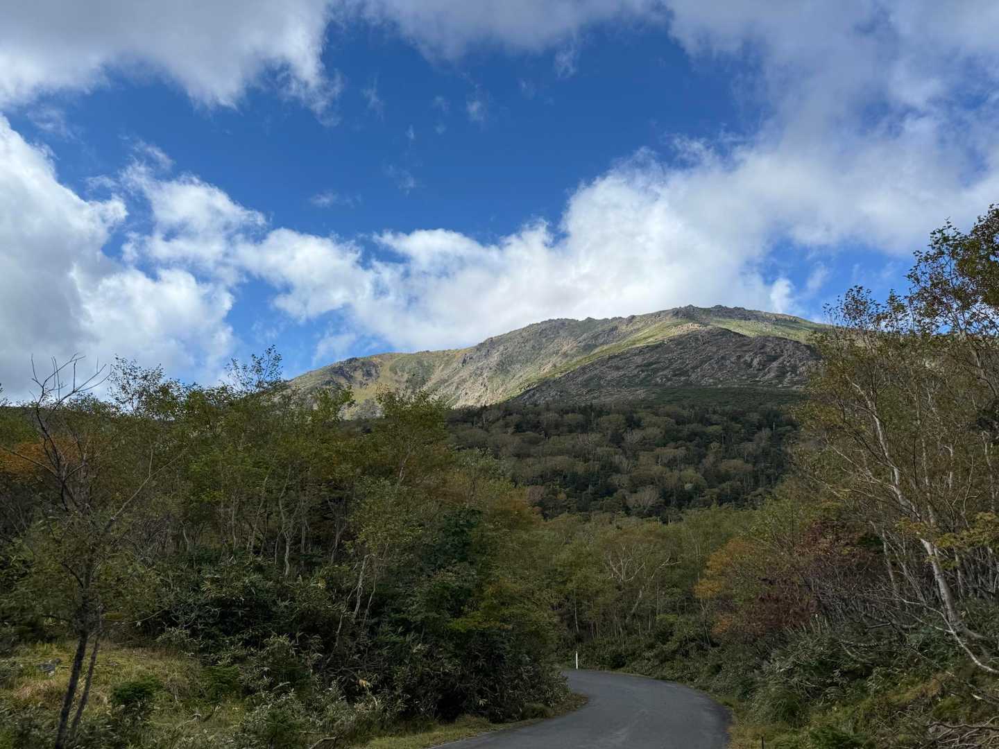 小田越から河原の坊へ歩いてる途中で早池峰山をパシャリ