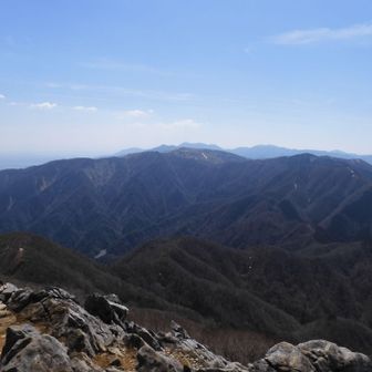 去年登った竜ヶ岳の奥には過去に登った鈴鹿セブンマウンテンのお山たち
釈迦ヶ岳・御在所岳・雨乞岳が並ぶ