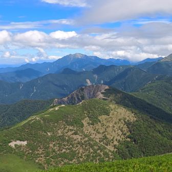 雲が取れてやっと仙塩の全体が見える。できれば仙丈岳側から眺めたかった...