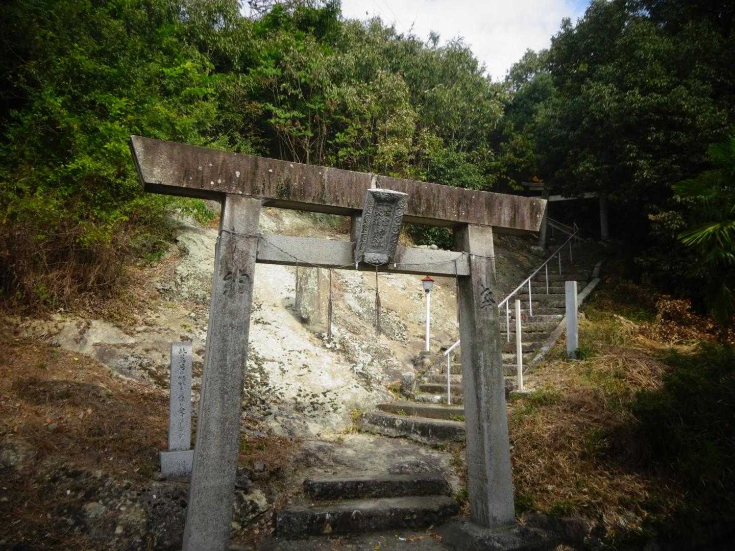 鶴嘴山里公園にクルマを停めロード歩き🚶
古宮神社から山に入る⛩️