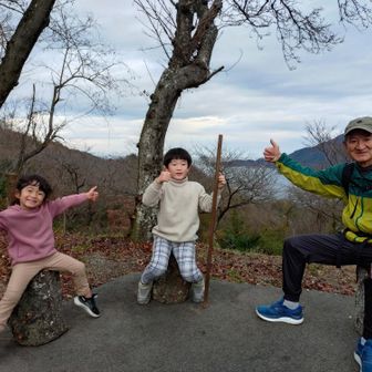 孫と金剛山に登る約束をしましたが…
覚えていてくれると嬉しいな〜🥸

今年もあとわずか、山でいろんな方と出合い、又一緒に同行させて貰い良い想い出が
出来ました。
来年も新しい出合いが待ってるでしょうね
健康な限り山と付き合いたいと思っています😊