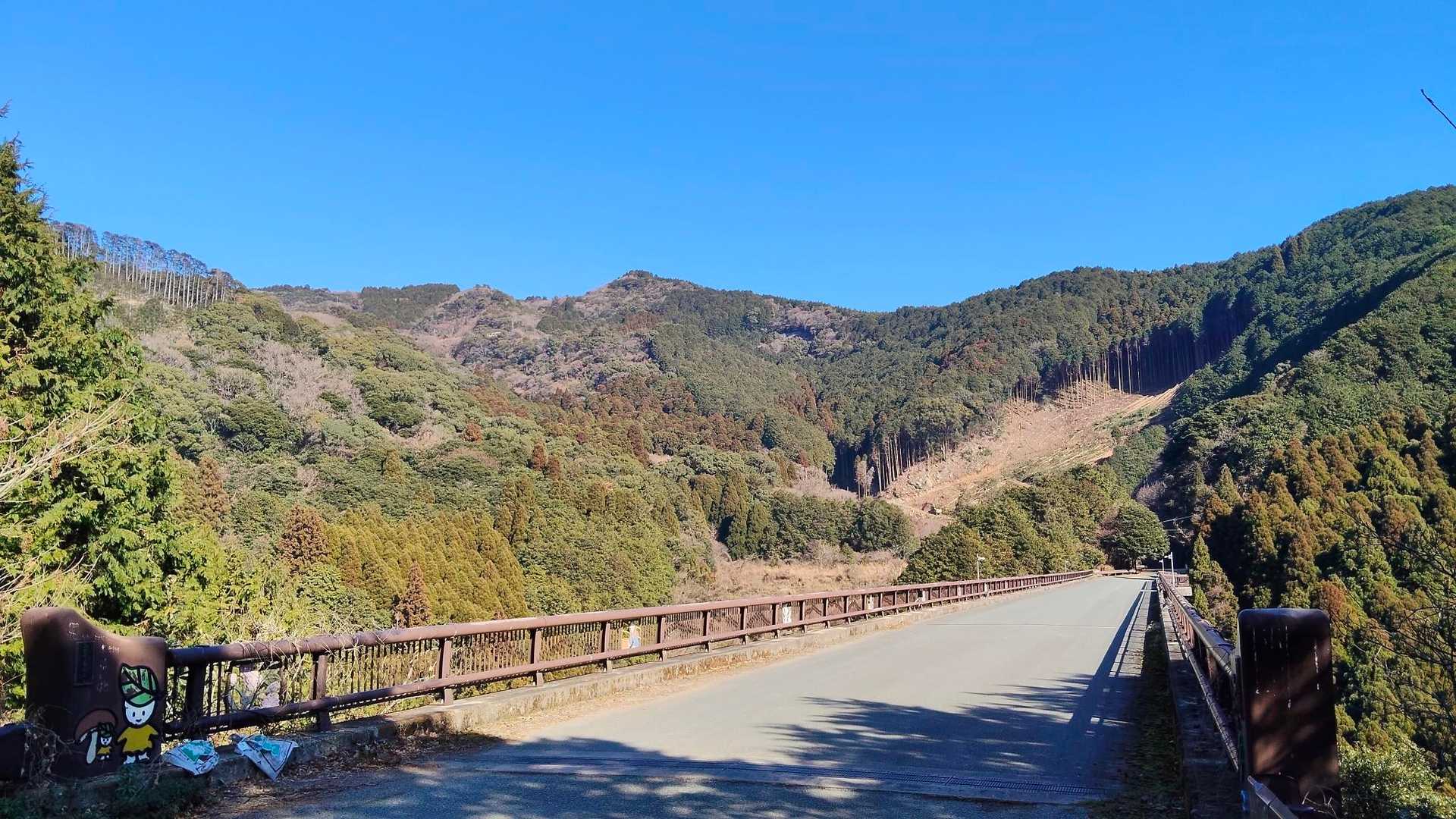 山の中に、突然、立派な鉄橋が現れます。
耳納大橋です。　ここが出発点。
道路脇のスペースに駐車🅿️。