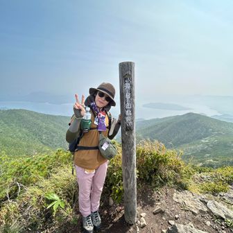 現地ガイドさんが1人ずつ撮ってくれました📸

8月の幌尻岳撤退の話をしたら「ハローポーターさんかな？」と即答。北海道のガイド協会は1つしかないからお互い何でも知っているそうです！