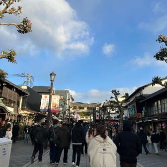 駅前からもう参拝者で溢れてます😳