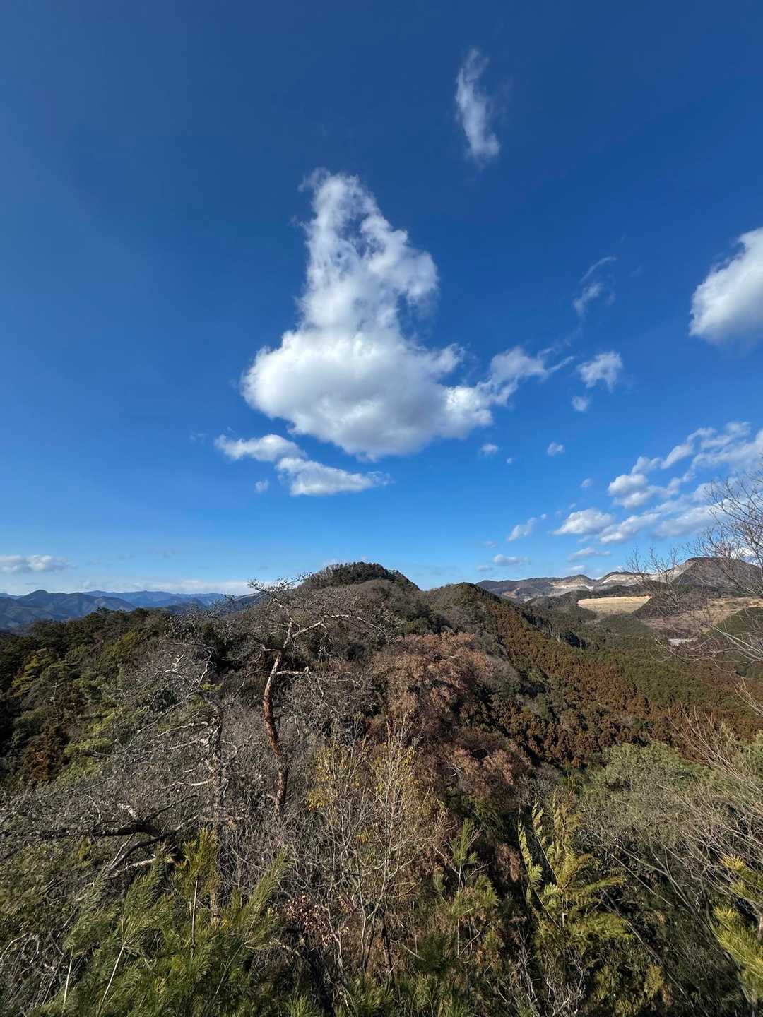 そのピークからアド山(正面)