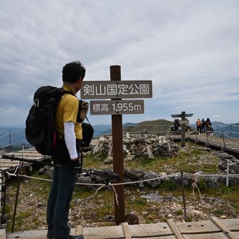 2座目、剣山クリア🙌

曇り空なのは残念ですが、
今日は久しぶりの山頂山メシにします。